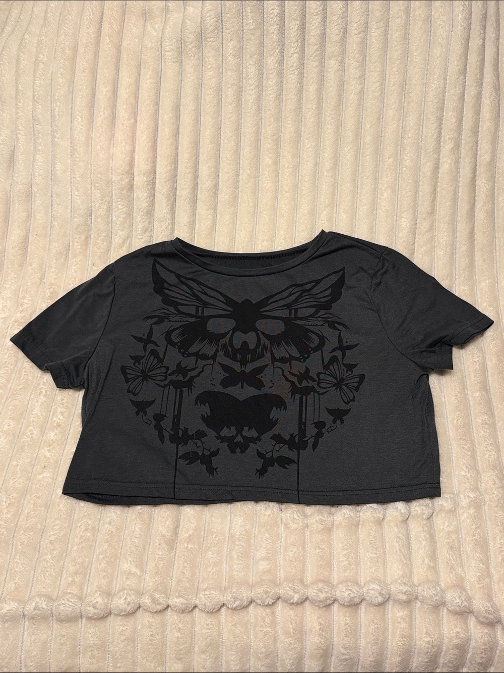 🔴 SHEIN Black Graphic Cropped Tee with Moth & Skull Motif - Picture 2 of 4